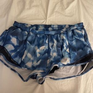 Lululemon Hotty Hot low- rise lined short 2.5